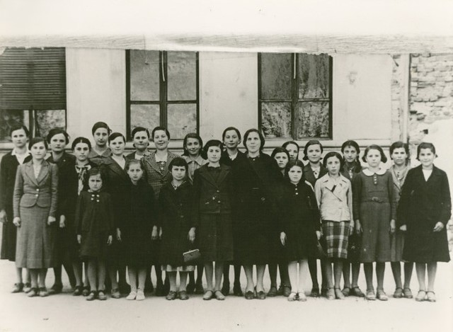 Ragazze_e_maestra_Cacciola__Small_